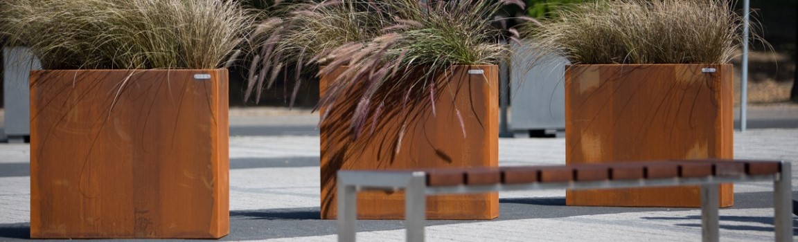 Metalinės gėlinės gali būti gaminamos pasirinktinai: CORTEN rūdintas arba nerūdijantis plienas