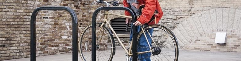 Mažoji architektūra. Dviračių stovų kaina priklauso nuo metalo tipo: CORTEN, juodas, nerūdijantis plienas